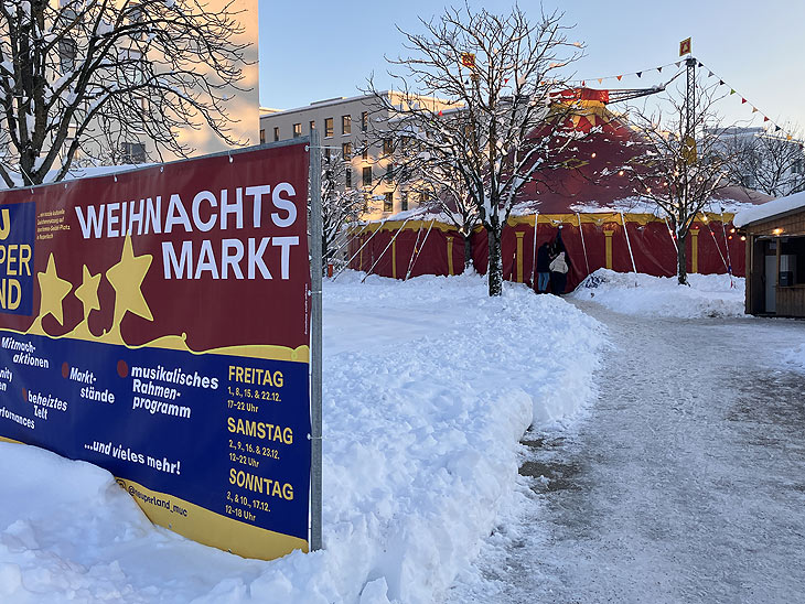 Neuperland startete am 1. Adventswochenende mit viel Schnee auf dem Zelt (©Foto: Marikka-Laila Maisel) 